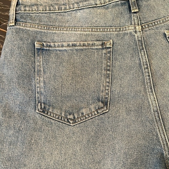 BANANA Republic Mid Rise, Light Wash Denim Shorts with Frayed Hem, Size 20. - Picture 3 of 10
